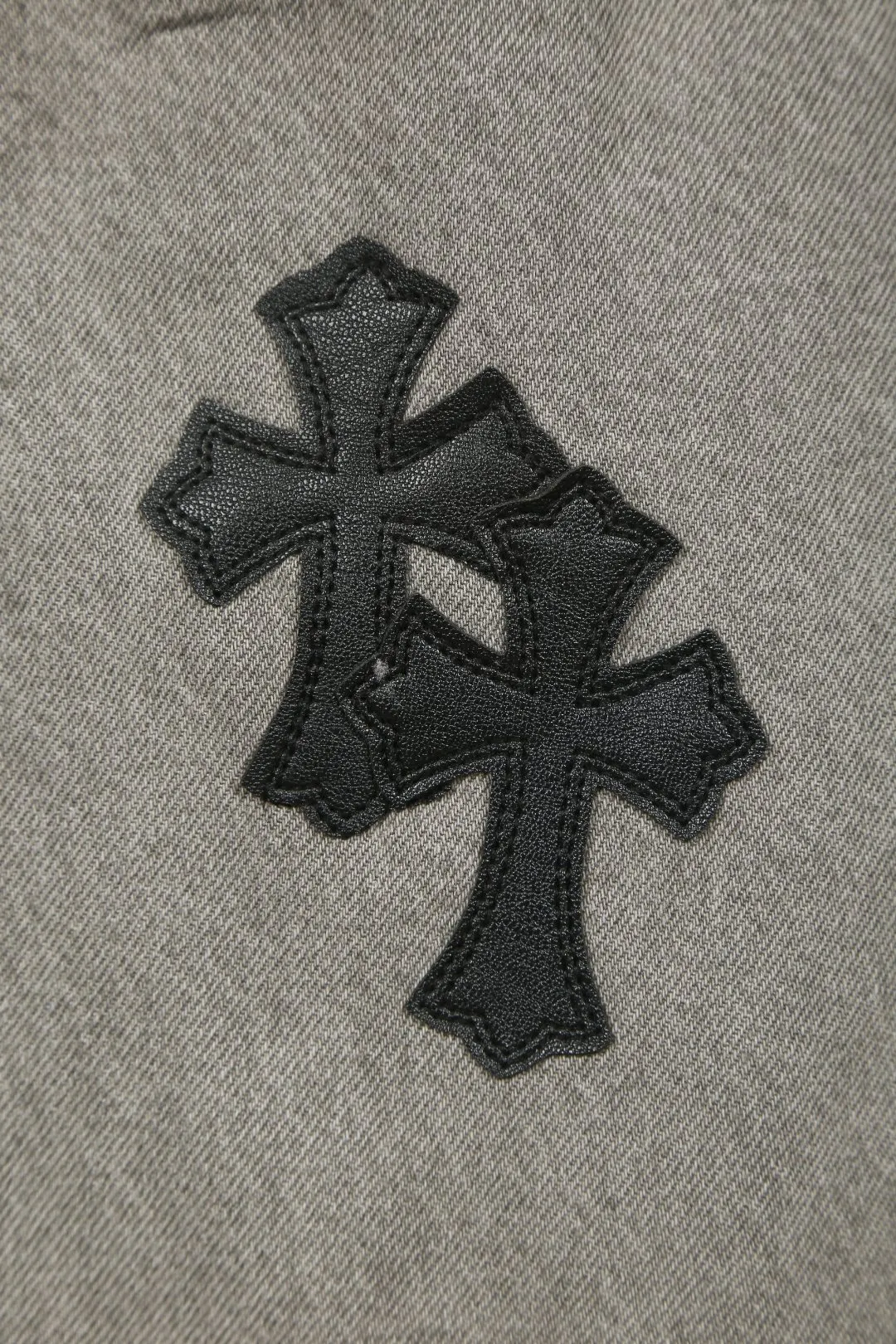 P230 Actual photo [High quality] Code: 25026# Color: washed gray Size: S/28 to Fermentation wash and soft color fixation, soft and thick to wear. Details are all hand-polished and made with craftsmanship. All-over jacquard fabric has a unique design style. Multiple processes have been used to create a full retro feel. A niche and unique non-contrast shirt. Customized distressed spray-painted buttons. Every detail is crafted with craftsmanship.